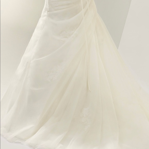 Ivory Enzoani Wedding Gown - Picture 8 of 12